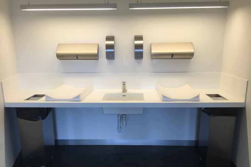 Corian bordplade med integreret vask til toilet