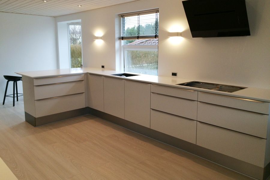 Corian bordplade med skyggenot underlimet vask og kogeplade