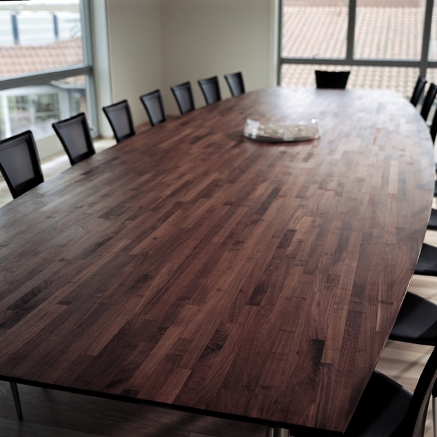 Konference bord i naturolieret valnød